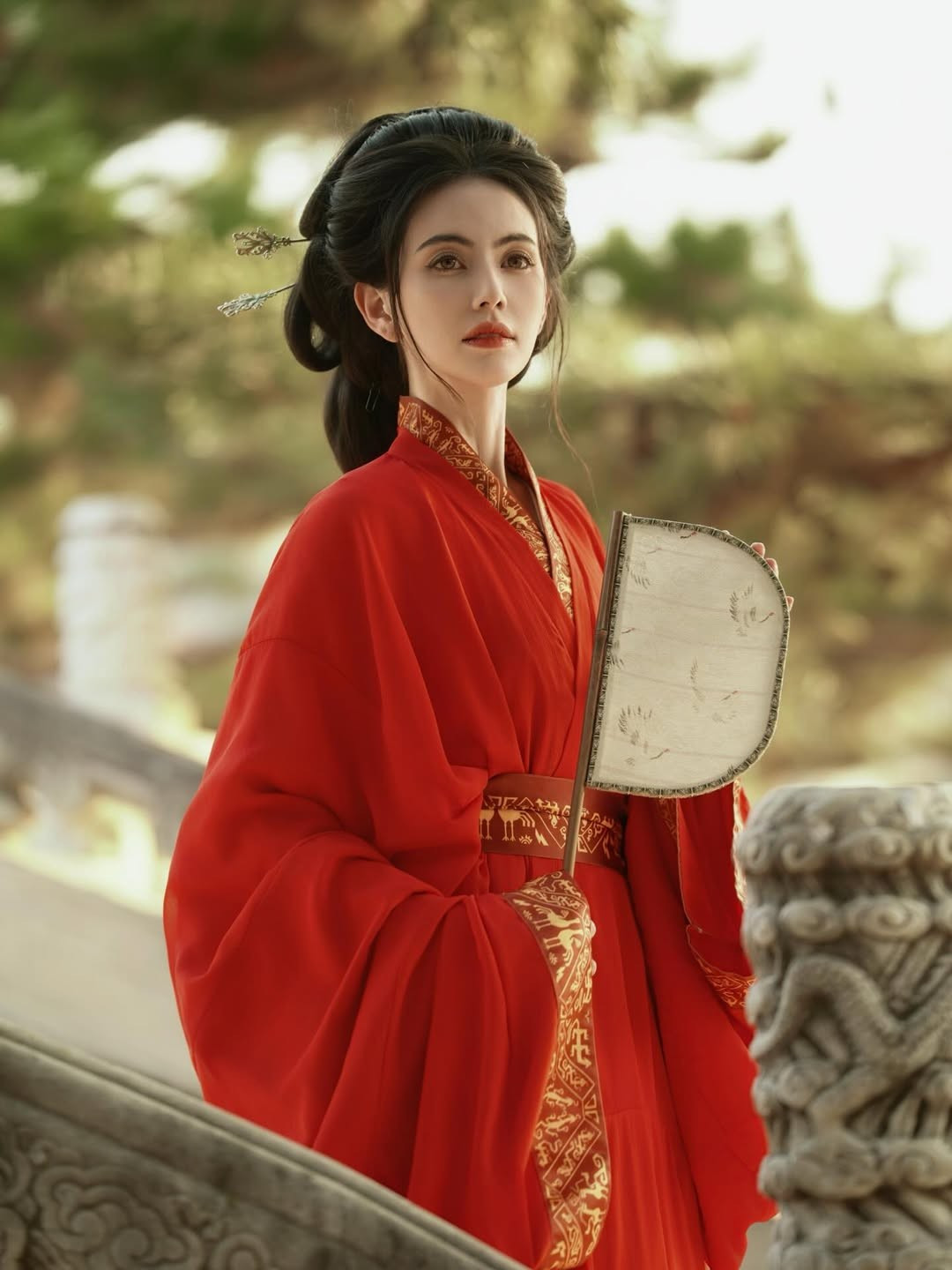 Rũ bỏ hình ảnh hiện đại, thời thượng quen thuộc, nữ diễn viên người Thái Lan Mai Davika xuất hiện trong tạo hình mang đậm màu sắc cổ điển, thanh thoát và đầy chất thơ, nhanh chóng trở thành tâm điểm chú ý trên mạng xã hội.