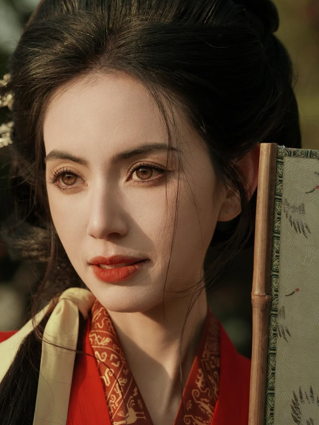 Từng chuyển động nhẹ nhàng, từng dáng đứng uyển chuyển đều khiến Mai Davika trông như một tiên nữ bước ra từ tranh cổ, vừa mong manh vừa cuốn hút.