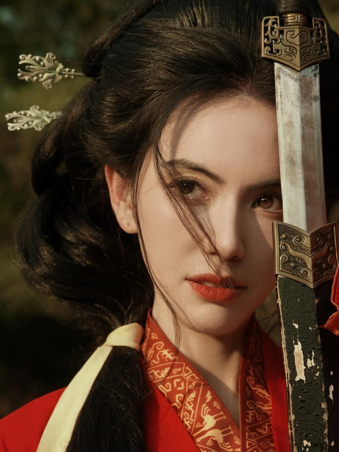 Mái tóc được búi cao cầu kỳ, điểm xuyết bằng trâm cài tinh xảo và dải lụa buông dài phía sau càng khiến tổng thể tạo hình của Mai Davika thêm phần cổ kính.