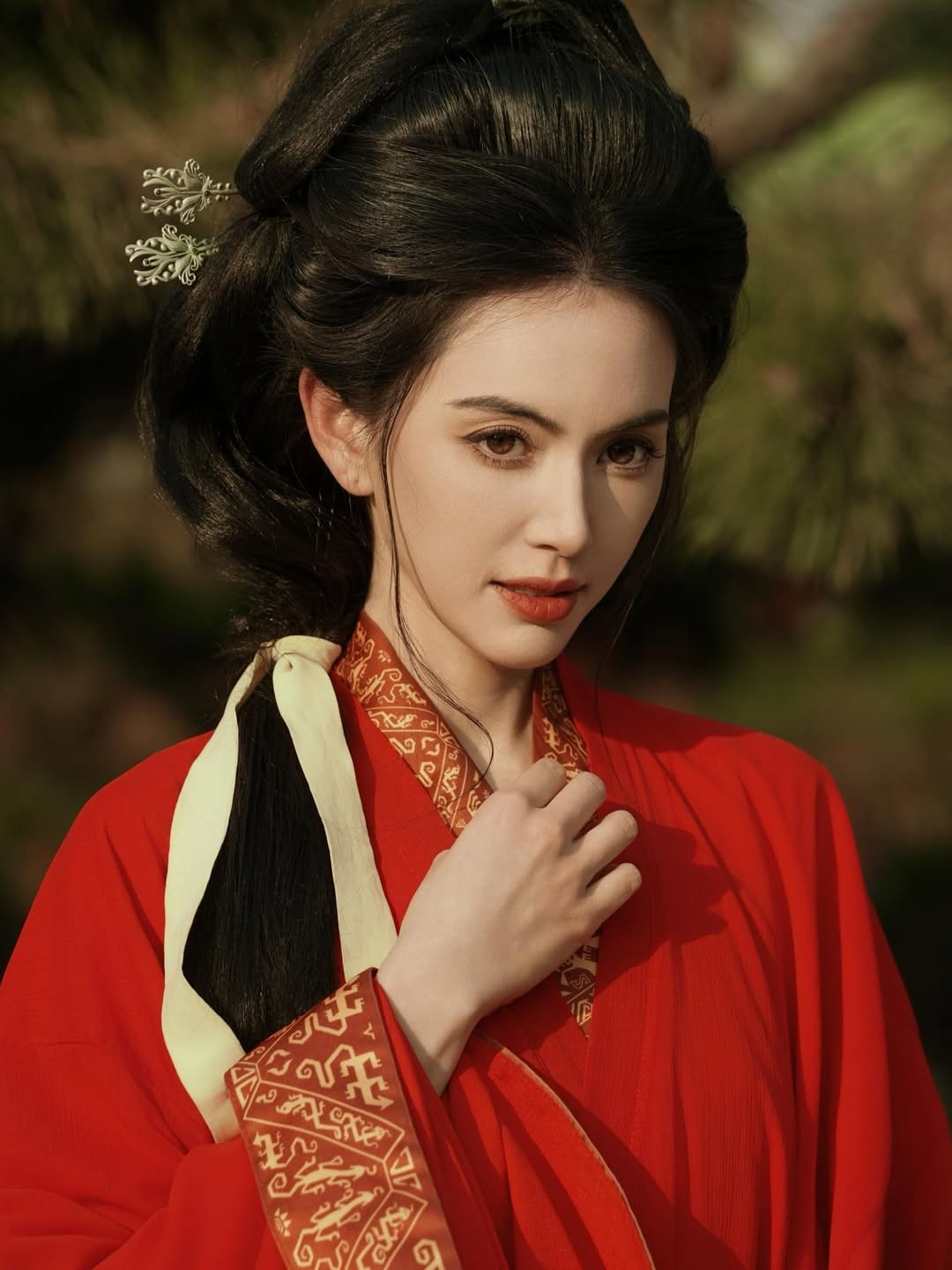 Trong bộ trang phục cổ trang tông đỏ nổi bật, Mai Davika gây ấn tượng mạnh với sắc vóc thon gọn, cân đối. Thiết kế dáng dài, tay áo rộng càng tôn lên thân hình mảnh mai, mềm mại của mỹ nhân sinh năm 1992.