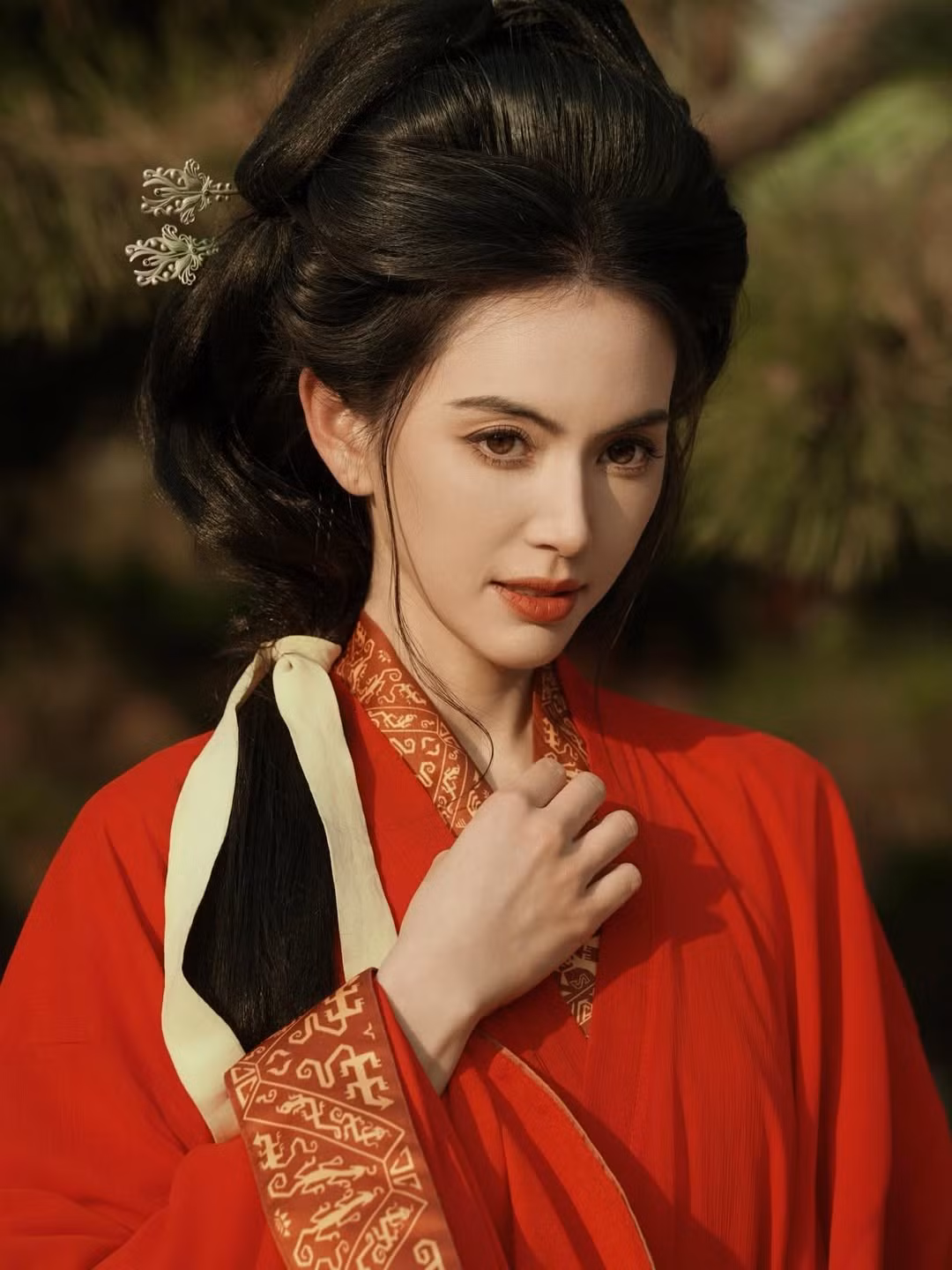 Trong bộ trang phục cổ trang tông đỏ nổi bật, Mai Davika gây ấn tượng mạnh với sắc vóc thon gọn, cân đối. Thiết kế dáng dài, tay áo rộng càng tôn lên thân hình mảnh mai, mềm mại của mỹ nhân sinh năm 1992.