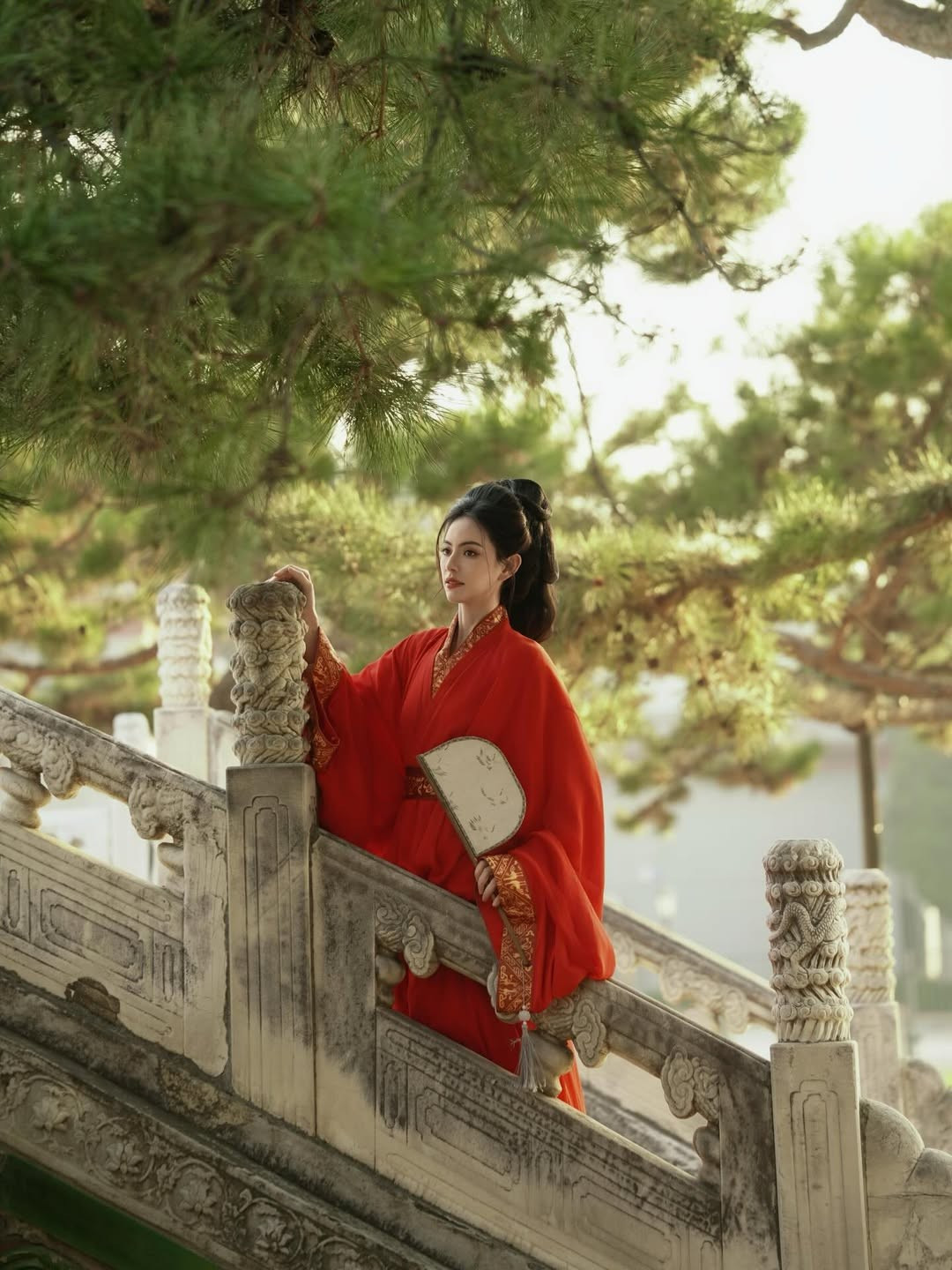 Nhan sắc của Mai Davika trong loạt ảnh này tiếp tục là đề tài được cư dân mạng ca ngợi không ngớt. Gương mặt thanh tú, làn da trắng mịn không tì vết, đôi mắt sâu hút hồn cùng sống mũi cao thanh thoát giúp cô đẹp “tựa búp bê” ở mọi góc máy. Lối trang điểm nhẹ nhàng, tông trầm cổ điển càng làm nổi bật nét đẹp lai đặc trưng – vừa Á Đông dịu dàng, vừa phảng phất vẻ sắc sảo phương Tây.