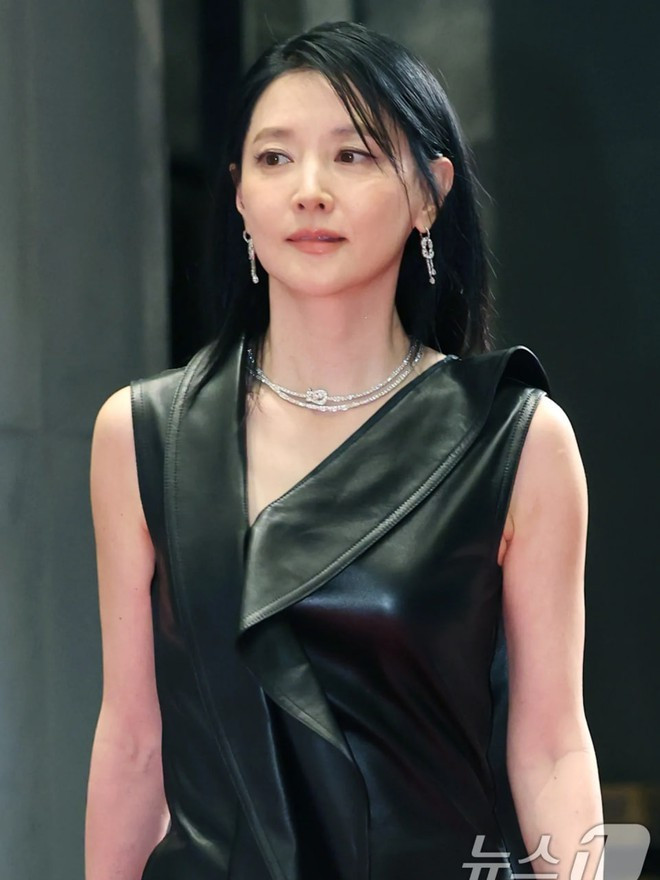 Layout tóc suôn tự nhiên, trang điểm nhẹ nhàng giúp tôn trọn vẻ đẹp mộc mạc, trang nhã vốn làm nên tên tuổi của nàng 'Dae Jang Geum'.