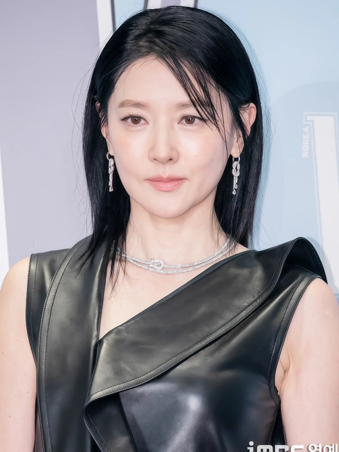 Sắc vóc cùng khí chất của Lee Young Ae vẫn nổi bật theo cách rất riêng giữa 1 sự kiện toàn những ngôi sao trẻ.