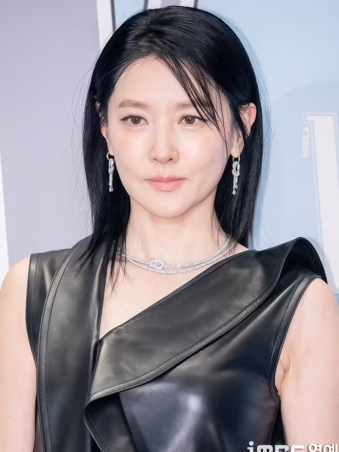 Sắc vóc cùng khí chất của Lee Young Ae vẫn nổi bật theo cách rất riêng giữa 1 sự kiện toàn những ngôi sao trẻ.