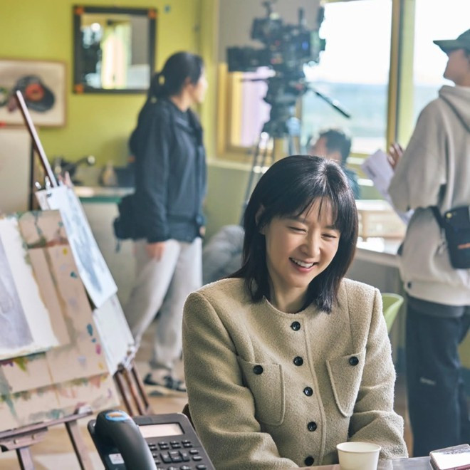 Lee Young Ae ở tuổi 54 vẫn vô cùng trẻ trung, rạng rỡ với phong cách tối giản, thanh lịch. Khi không có lịch trình, nữ diễn viên cũng nhận được nhiều lời khen có cánh với mặt mộc đẹp, tươi tắn.