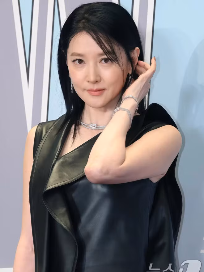 Lee Young Ae chọn một chiếc váy da đen dáng bất đối xứng, thiết kế tối giản nhưng vẫn toát lên vẻ quyền lực, hiện đại.