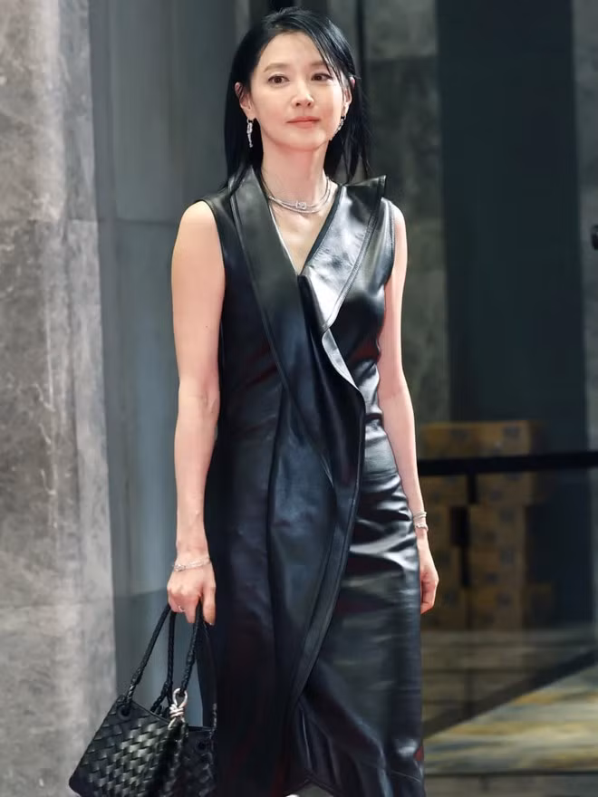 Ở tuổi 54, nữ diễn viên khiến công chúng phải ngưỡng mộ bởi làn da mịn màng, đường nét thanh tú và thần thái sang trọng.