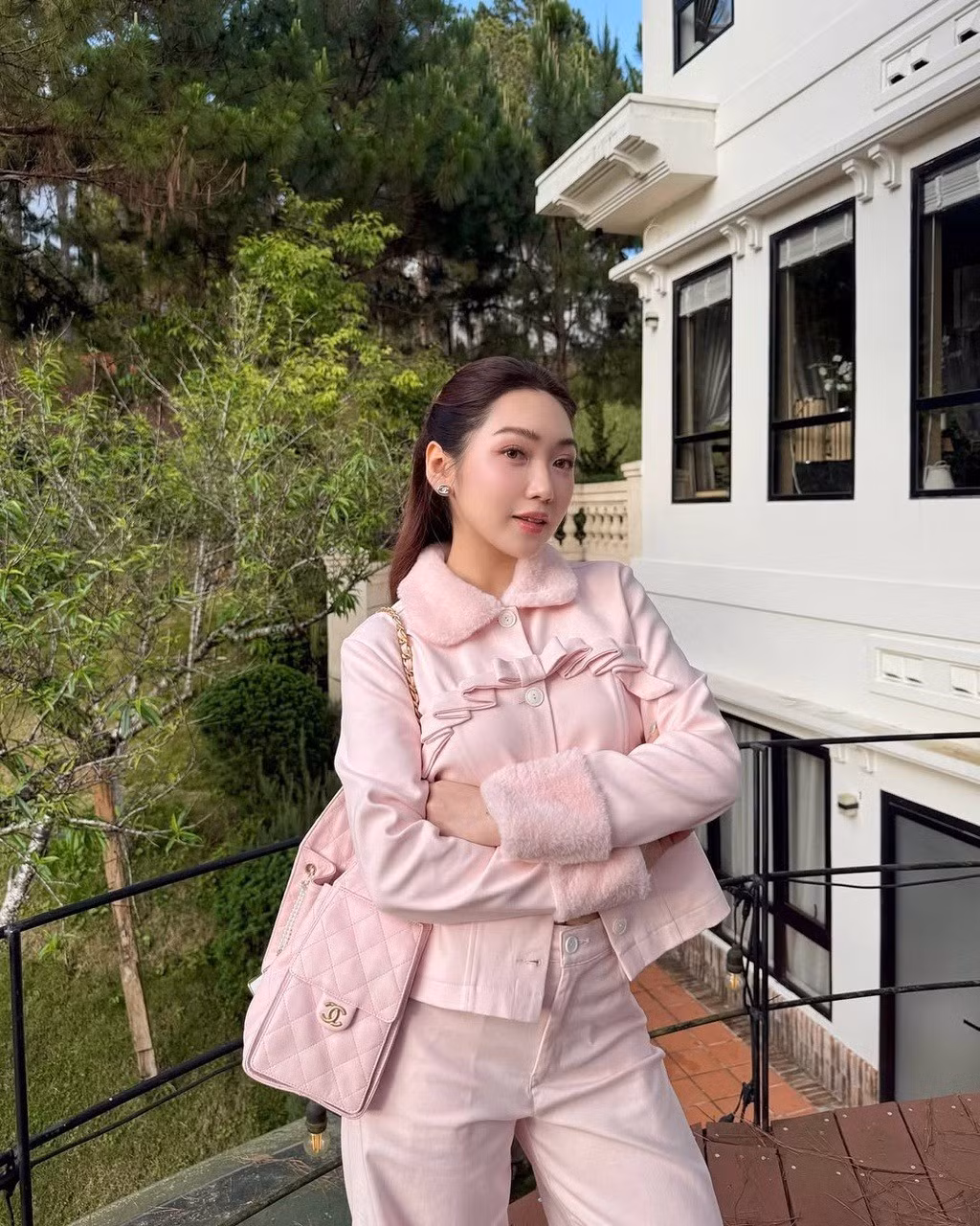 Với lối nói chuyện nhẹ nhàng, cơ hội trải nghiệm nhiều dòng mỹ phẩm và sự đầu tư vào các video, Chloe Nguyễn nhanh chóng thu hút số lượng lớn người theo dõi. Kênh YouTube của cô hiện sở hữu 418.000 lượt theo dõi, cho thấy khả năng duy trì sức hút sau 10 năm làm nghề.