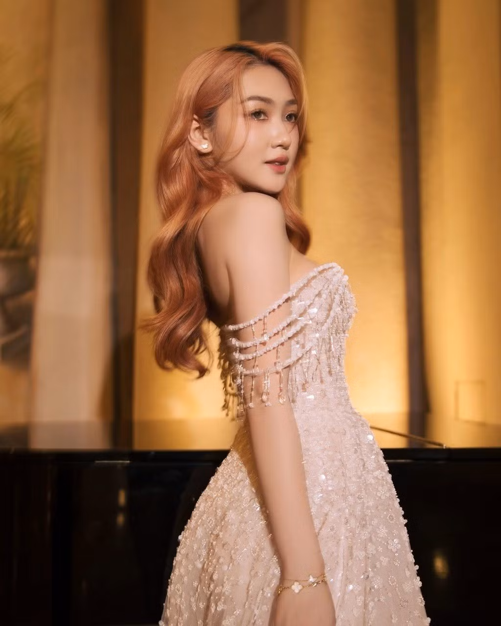 Chloe Nguyễn là con gái doanh nhân Nguyễn Cao Trí - chủ tịch tập đoàn Capella Holdings. Cô từng là sinh viên ngành Kinh tế &amp; Tài chính tại Đại học RMIT Việt Nam. M