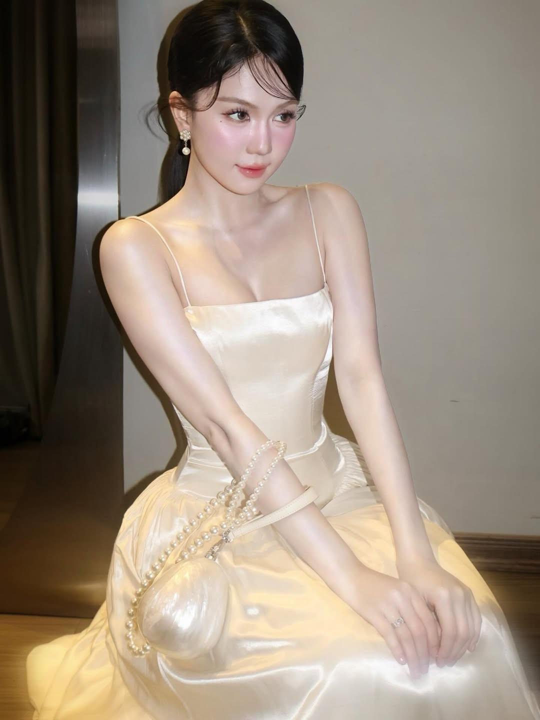 Gương mặt tròn trịa, có phần lạ lẫm trong những hình ảnh gần đây có thể xem là một dấu hiệu cho thấy sự chuyển mình của Ngọc Trinh – từ một biểu tượng gợi cảm gây tranh cãi sang hình ảnh trưởng thành, trầm lắng hơn. Dù ở diện mạo nào, “nữ hoàng nội y” vẫn là cái tên đủ sức tạo sức hút và tiếp tục khiến dư luận dõi theo từng động thái trong thời gian tới.