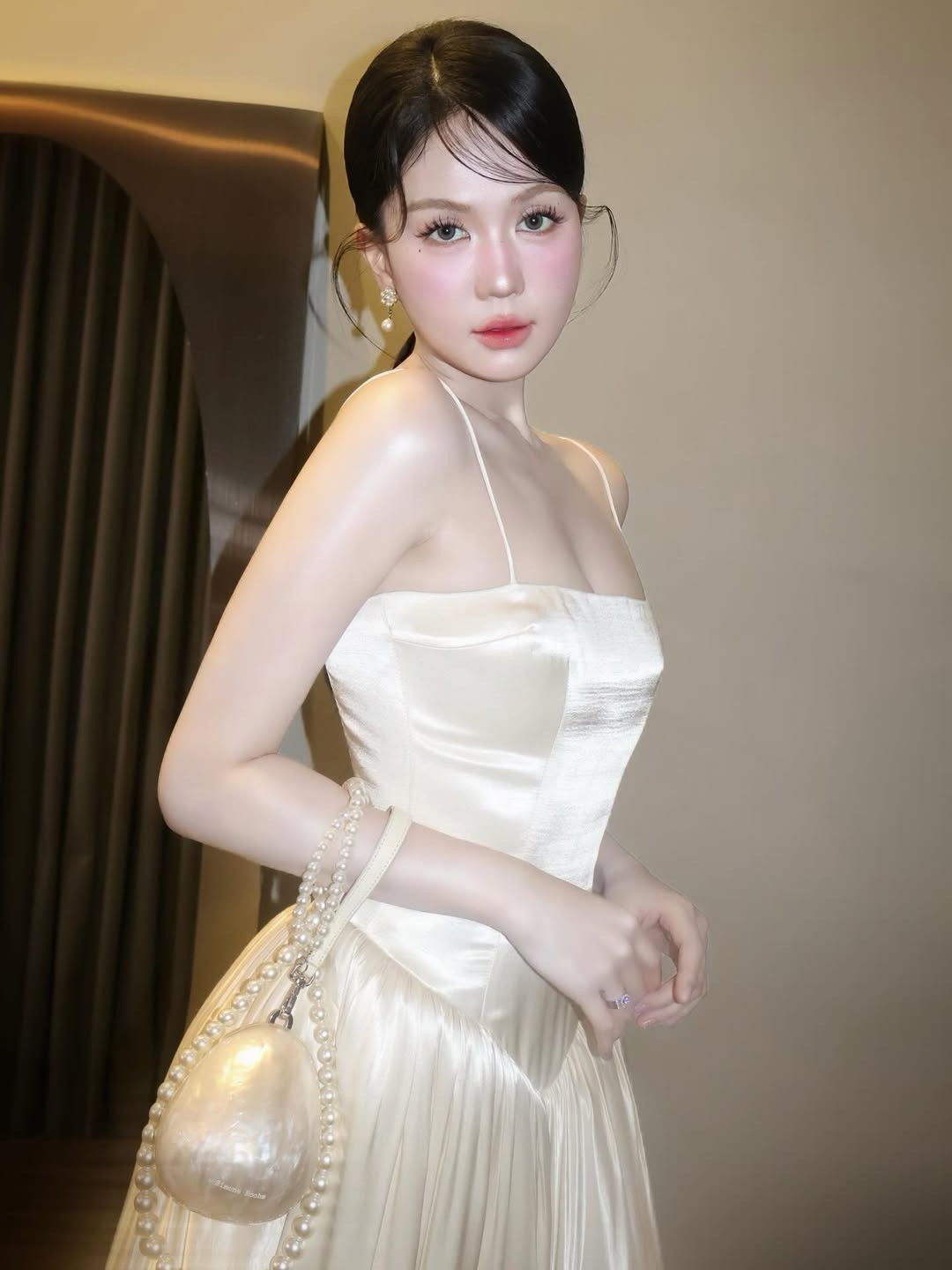 Bắt đầu sự nghiệp từ năm 15 tuổi, Ngọc Trinh sớm gây chú ý nhờ vóc dáng chuẩn, vòng eo nổi bật và liên tục xuất hiện trong các bộ ảnh nội y, bikini táo bạo. Biệt danh “nữ hoàng nội y” cũng từ đó gắn liền với hình ảnh và sự nghiệp của Ngọc Trinh.