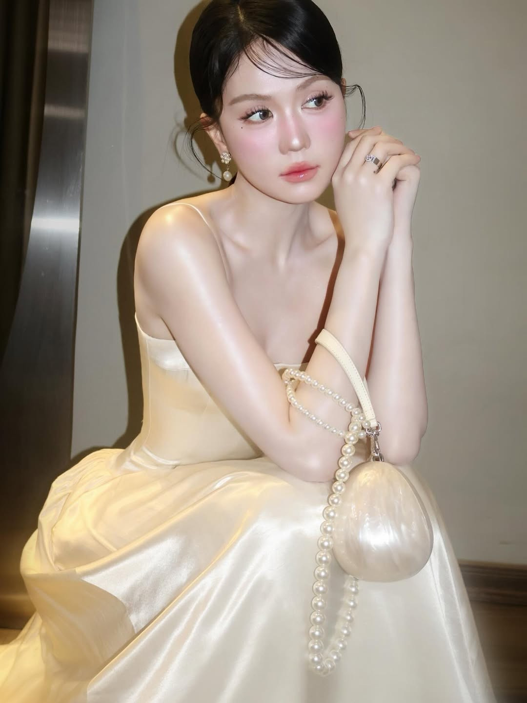 Song song với nghệ thuật, Ngọc Trinh cũng được xem là một trong những mỹ nhân showbiz Việt mát tay kinh doanh khi sở hữu các thương hiệu spa, thời trang và mỹ phẩm riêng, mang về nguồn thu đáng kể.