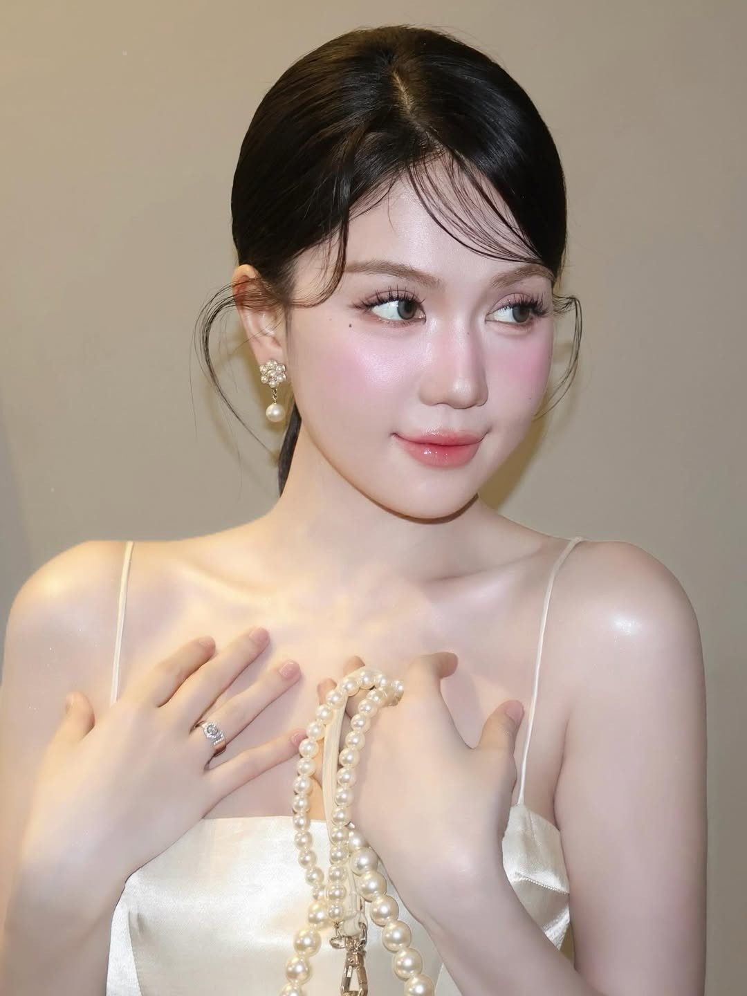 Tuy nhiên, điều khiến dân mạng chú ý hơn cả chính là gương mặt có phần đầy đặn, bầu bĩnh hơn thường thấy của Ngọc Trinh.