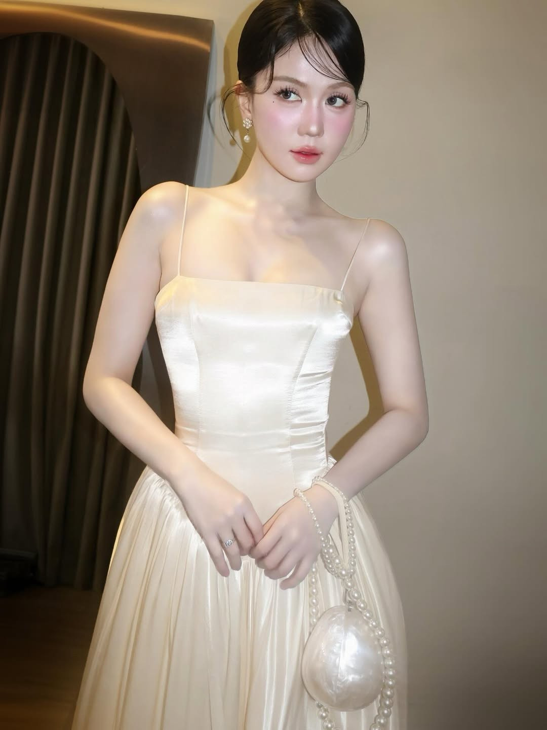 Nhiều ý kiến cho rằng sự khác biệt có thể đến từ cách make-up, ánh sáng hoặc góc chụp, trong khi số khác nhận xét đây là dấu hiệu của việc Ngọc Trinh thay đổi phong cách hình ảnh theo hướng mềm mại, kín đáo hơn.