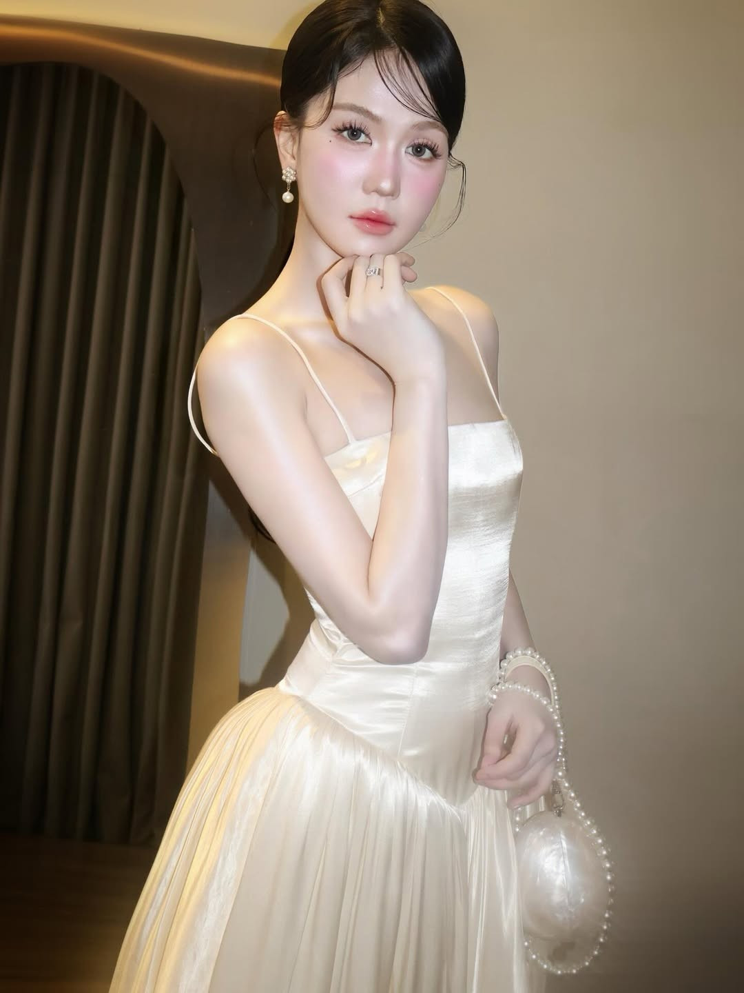 Đôi mắt to tròn, làn da mịn màng cùng khí chất điềm tĩnh giúp Ngọc Trinh toát lên vẻ trưởng thành, khác biệt so với hình ảnh gợi cảm, sắc sảo từng gắn liền với tên tuổi trong suốt nhiều năm qua.