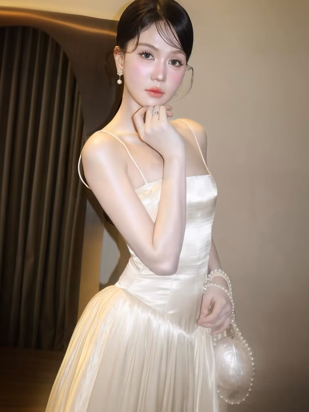 Đôi mắt to tròn, làn da mịn màng cùng khí chất điềm tĩnh giúp Ngọc Trinh toát lên vẻ trưởng thành, khác biệt so với hình ảnh gợi cảm, sắc sảo từng gắn liền với tên tuổi trong suốt nhiều năm qua.