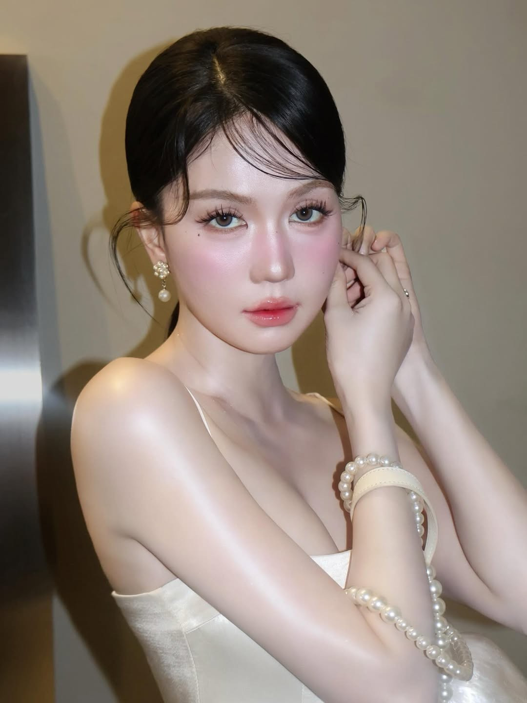 Bỏ qua những tranh luận trái chiều, không thể phủ nhận Ngọc Trinh vẫn giữ được thần thái tự tin và sức hút riêng.