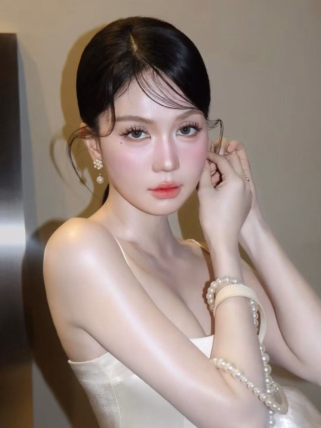 Bỏ qua những tranh luận trái chiều, không thể phủ nhận Ngọc Trinh vẫn giữ được thần thái tự tin và sức hút riêng.