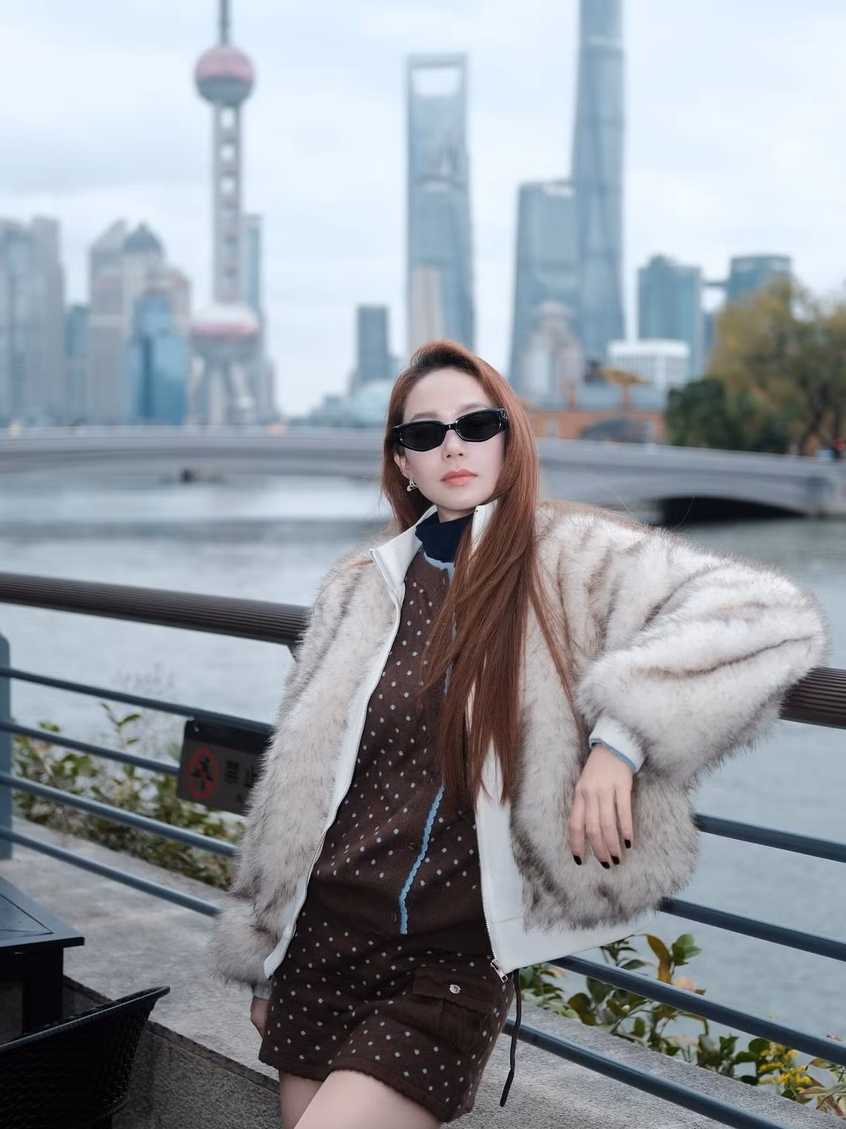 Tuy nhiên, những năm gần đây, khi đã trở thành bà mẹ trẻ, Minh Hằng thường "cất gọn mái", lựa chọn kiểu tóc lộ trán để tạo sự trưởng thành, nghiêm túc và quyến rũ hơn, phù hợp với độ tuổi và hình ảnh doanh nhân.