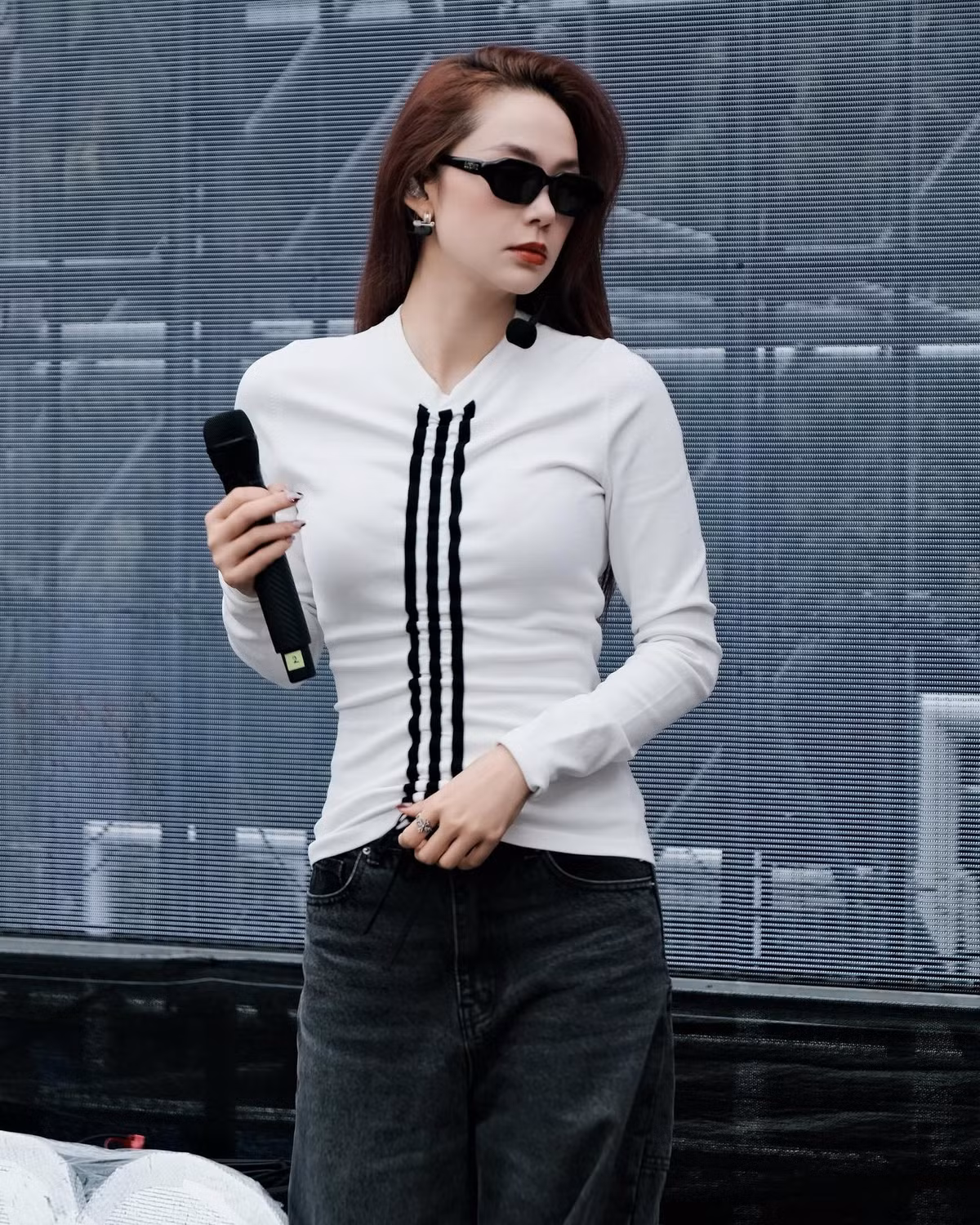 Nếu theo dõi Minh Hằng, khán giả sẽ không còn lạ lẫm với việc nữ ca sĩ vài năm lại làm mới hình ảnh một lần.