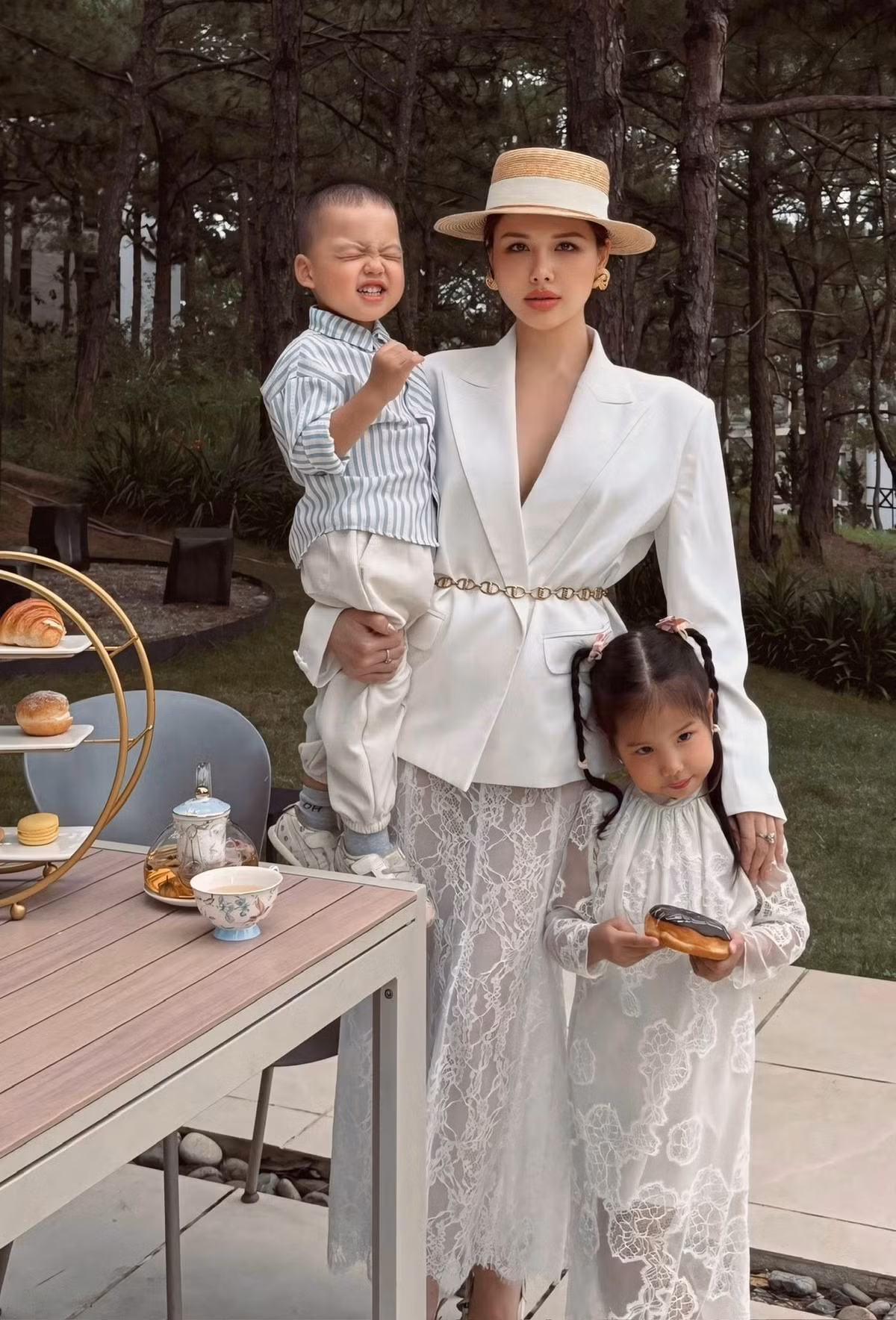 Kể từ khi "theo chồng bỏ cuộc chơi" và trở thành mẹ của hai nhóc tỳ, Phanh Lee dường như ngày càng mặn mà và đằm thắm hơn.