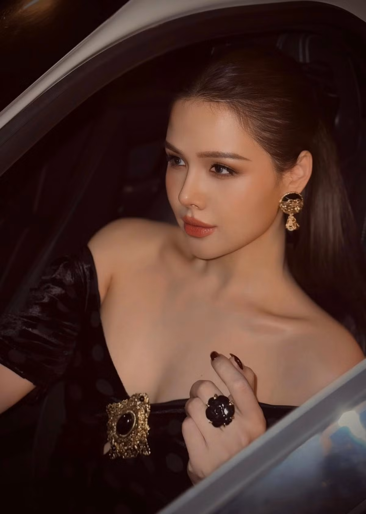 Trong ảnh, Phanh Lee chinh phục người nhìn với phong cách cổ điển, sang trọng. Cô diện một thiết kế váy nhung đen trễ vai, khéo léo khoe trọn bờ vai trần nuột nà và xương quai xanh gợi cảm.