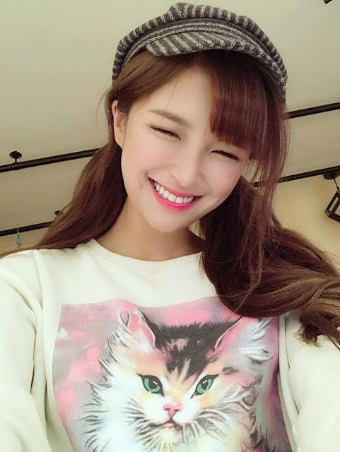 Thay vì biến mất hay rút lui khỏi ánh đèn sân khấu, nữ streamer đã lựa chọn cách đối mặt – cô dần chuyển sang phong cách kín đáo hơn, hạn chế phát ngôn gây sốc và tập trung vào nội dung livestream chất lượng hơn.