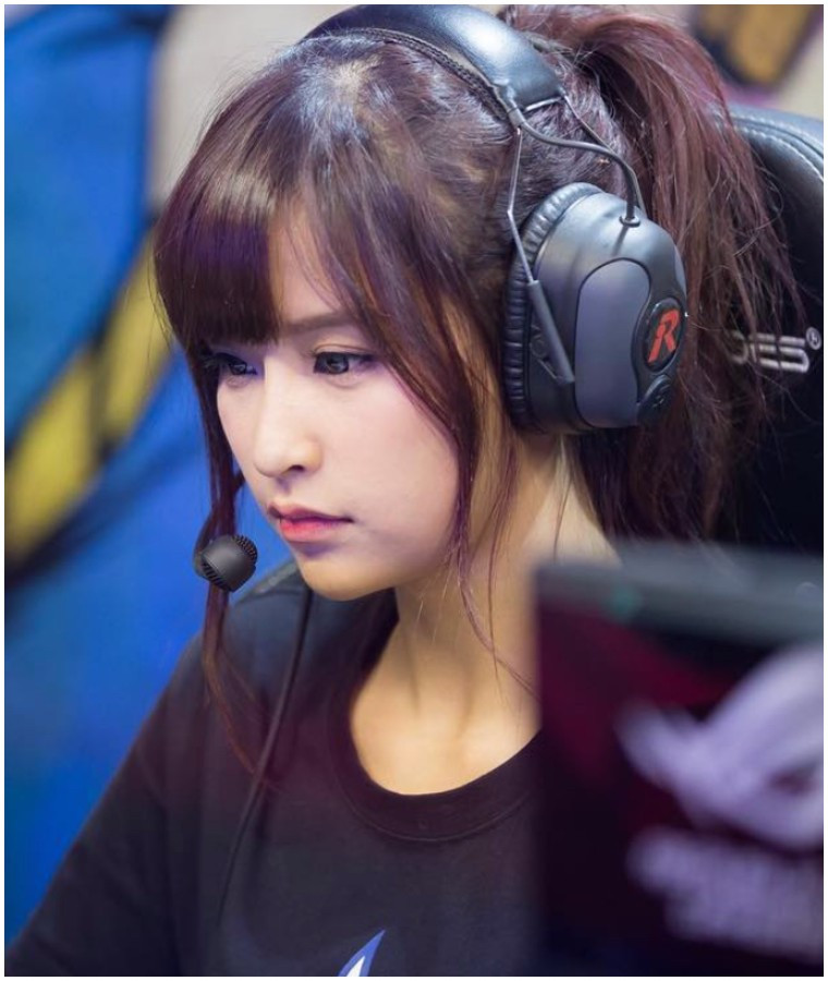 Tạ Thiên Vân từng là thành viên của đội eSports nữ nổi tiếng ahq Girls, trực thuộc câu lạc bộ ahq e-Sports Club.