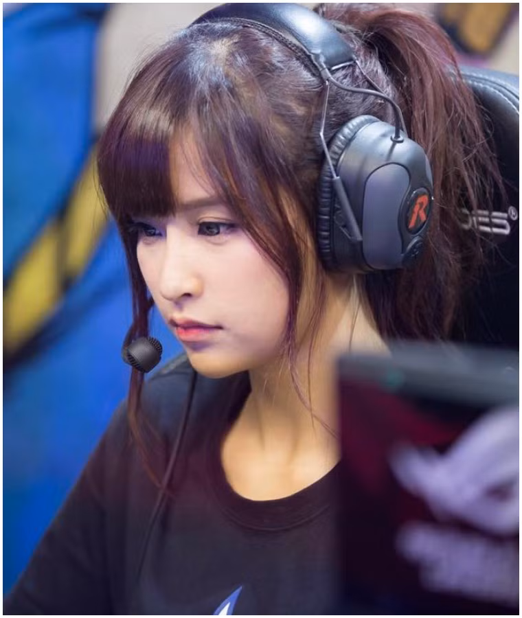 Tạ Thiên Vân từng là thành viên của đội eSports nữ nổi tiếng ahq Girls, trực thuộc câu lạc bộ ahq e-Sports Club.