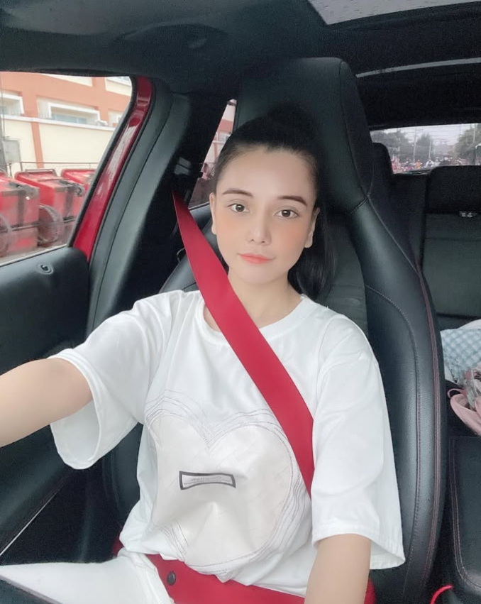 Ngoài ra, 9X cũng lấn sân, thử sức với vai trò ca sĩ, thường xuyên đăng tải hình ảnh sang chảnh lên mạng xã hội. Sau đó cô dần dần im ắng và biến mất hoàn toàn.