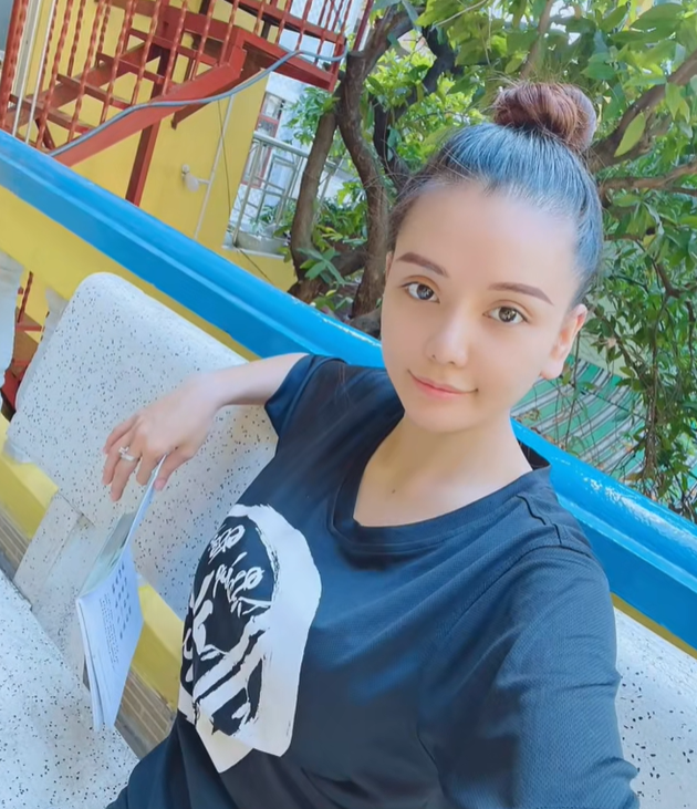 Sau khi bắt đầu nổi tiếng trên mạng xã hội, Mon 2K lấn sân người mẫu, sự kiện và ca hát. Cô từng tham gia các cuộc thi sắc đẹp và gameshow truyền hình.