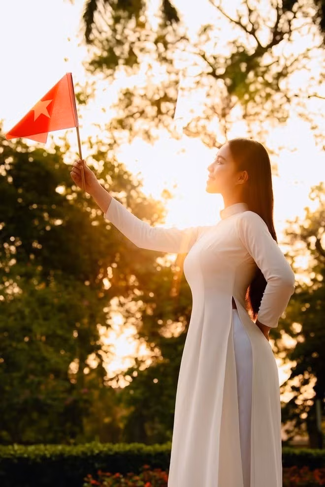 Trần Ngọc Châu Anh, 22 tuổi, quê Hà Nội, cao 1,7 m, số đo ba vòng 86-60-90 cm. Xuyên suốt cuộc thi, người đẹp thể hiện hình ảnh dịu dàng, nền nã nhưng vẫn có chất "thép" của một chiến sĩ trong gia đình có truyền thống cách mạng.