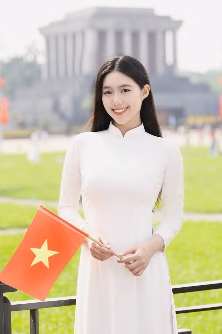 Thời gian qua, Châu Anh trở thành "nàng thơ" của nhiều nhà thiết kế, xuất hiện trong các bộ ảnh quảng bá bộ sưu tập hay sàn diễn thời trang.