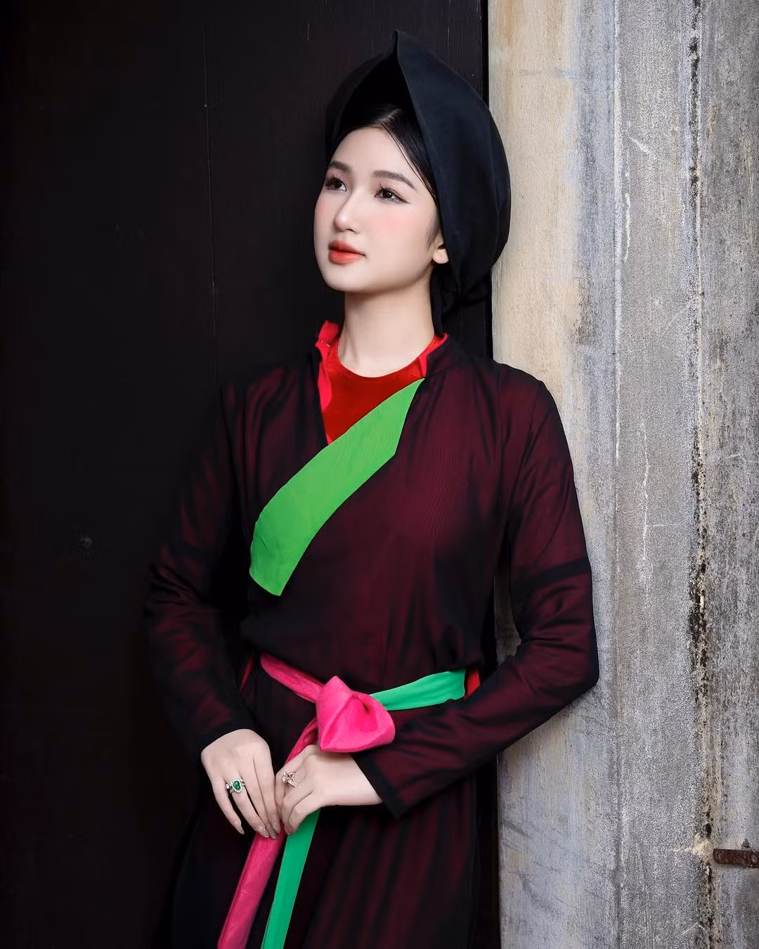 Ông bố này cho rằng những người nói con gái mình “hỗn láo”, “thiếu kính ngữ” là dựng chuyện và tình huống này là Nàng Mơ mải lo chuyện lên sàn diễn, không đóng kịch để đẹp cảnh hậu trường.