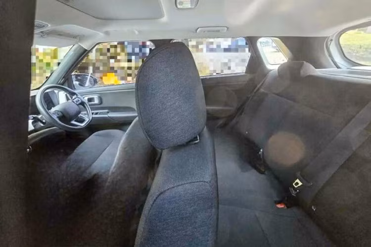 Mặc dù các chi tiết nội thất khác vẫn còn hạn chế, có thể kỳ vọng Venue mới sẽ được trang bị 6 túi khí tiêu chuẩn, camera 360, cùng với ghế thông gió/chỉnh điện, cổng sạc USB Type-C cho hàng ghế sau, cửa gió điều hòa phía sau, đèn nền, loa subwoofer riêng...