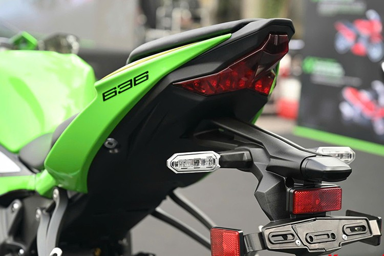 Ở phiên bản nâng cấp, Kawasaki Ninja ZX-6R 2025 được trang bị màn hình TFT 4,3 inch hiển thị sắc nét, hỗ trợ kết nối điện thoại thông minh, cho phép hiển thị thông báo cuộc gọi, lượng pin, tốc độ trung bình hay quãng đường di chuyển.