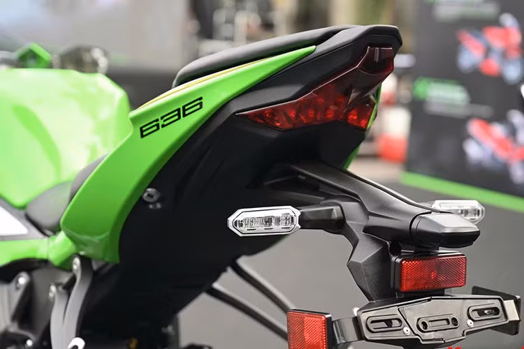 Ở phiên bản nâng cấp, Kawasaki Ninja ZX-6R 2025 được trang bị màn hình TFT 4,3 inch hiển thị sắc nét, hỗ trợ kết nối điện thoại thông minh, cho phép hiển thị thông báo cuộc gọi, lượng pin, tốc độ trung bình hay quãng đường di chuyển.