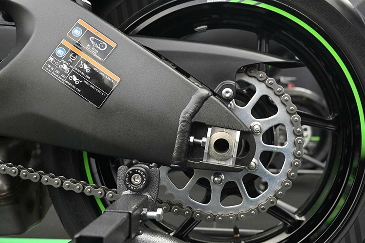 Trong khi đó, hệ thống ABS được nâng cấp lên phiên bản 9.3MP, thay thế cho loại 9.1MP cũ, giúp kiểm soát lực phanh chính xác hơn và hạn chế tình trạng bó cứng bánh khi vào cua hoặc phanh gấp.