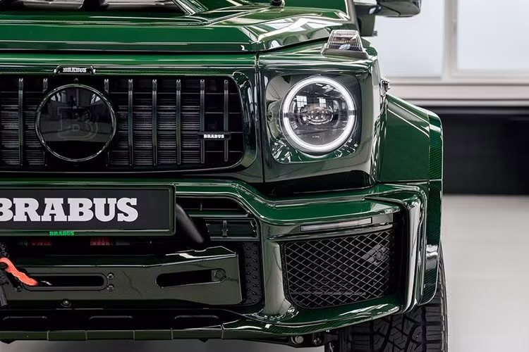 Brabus XLP 800 6x6 Adventure có giá khởi điểm là 1.161.000 euro tại Đức, chưa bao gồm thuế, tương đương 1.344.540 đô la Mỹ theo tỷ giá hối đoái hiện tại. Nếu về Việt Nam, mức giá của nó đâu đó khoảng gần 106 tỷ đồng.