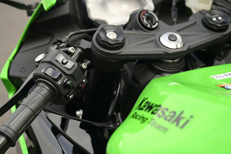 Theo công bố của Kawasaki, khung sườn xe vẫn là loại ống thép truyền thống, đảm bảo sự cân bằng giữa trọng lượng và độ cứng vững. Tổng trọng lượng ướt của xe đạt 198 kg.