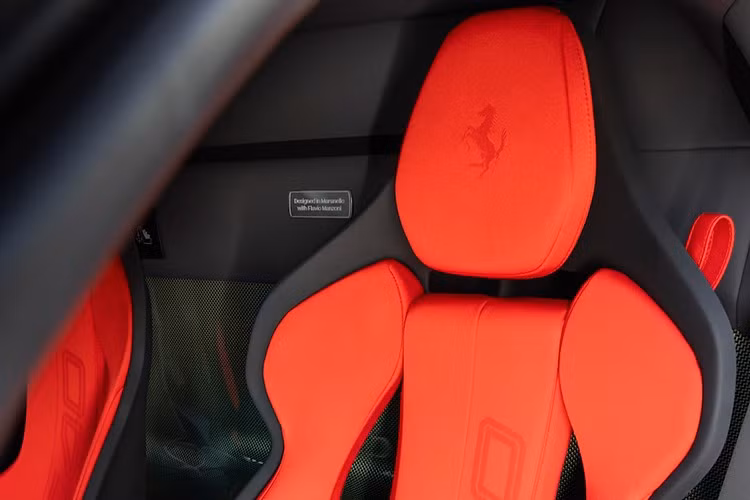 Nhìn từ xa, hình dáng xe khá dễ nhận biết, từ mũi xe thấp, dài đến cánh gió sau cố định. Chỉ khác là đèn pha được kéo dài xuống tận hốc hút gió phía dưới thay vì nằm phía trên như F40. Hốc hút gió này trải dài đến toàn bộ cản trước. Hiện là năm 2025, chính vì vậy thiết kế đèn pha mở lật ra kiểu pop-up như F40 không thể được tái hiện do vướng các quy định về an toàn cho người đi bộ trong trường hợp tai nạn.