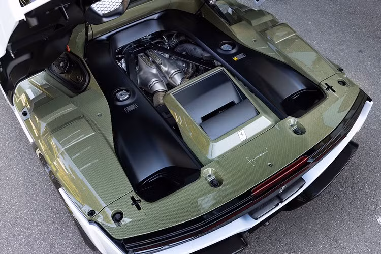 Sợi Kevlar với màu vàng đặc trưng trở lại trong nội thất của một chiếc Ferrari, được tái phát triển cho dự án SC40 này ở phần sàn để chân, phía sau ghế ngồi và trên thảm sàn. Vô lăng, ốp táp-lô, khoang động cơ cũng được làm từ vật liệu tương tự. Ở những nơi khác trong nội thất được bọc vải Alcantara.