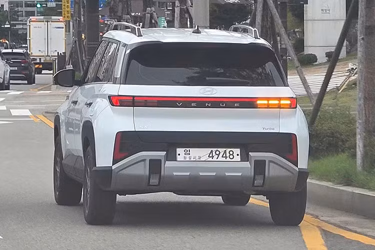 Hyundai Venue N Line 2026 sẽ được trang bị động cơ xăng tăng áp 1.0L duy nhất với công suất 120 mã lực và mô-men xoắn 172Nm, kết hợp với hộp số sàn 6 cấp hoặc hộp số tự động 7 cấp DCT.