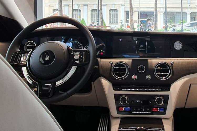 Bên trong Rolls-Royce Ghost thế hệ mới có sự giao thoa nhẹ nhàng và đầy tinh tế giữa Phantom và Cullinan. Giữ đúng giá trị truyền thống vốn có, khoang nội thất của Ghost mang hơi hướng cổ điển với sự hiện diện của các phím bấm cơ học. Tất cả đều được mạ chrome sáng cho cảm giác sang trọng và tỉ mỉ.