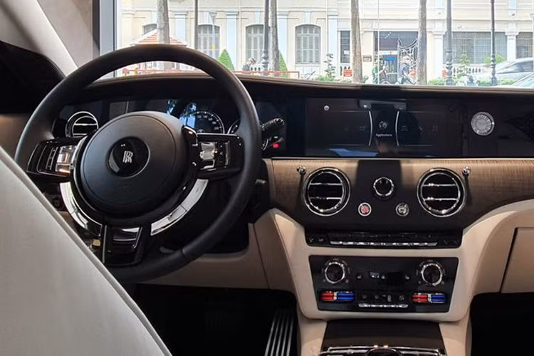Bên trong Rolls-Royce Ghost thế hệ mới có sự giao thoa nhẹ nhàng và đầy tinh tế giữa Phantom và Cullinan. Giữ đúng giá trị truyền thống vốn có, khoang nội thất của Ghost mang hơi hướng cổ điển với sự hiện diện của các phím bấm cơ học. Tất cả đều được mạ chrome sáng cho cảm giác sang trọng và tỉ mỉ.