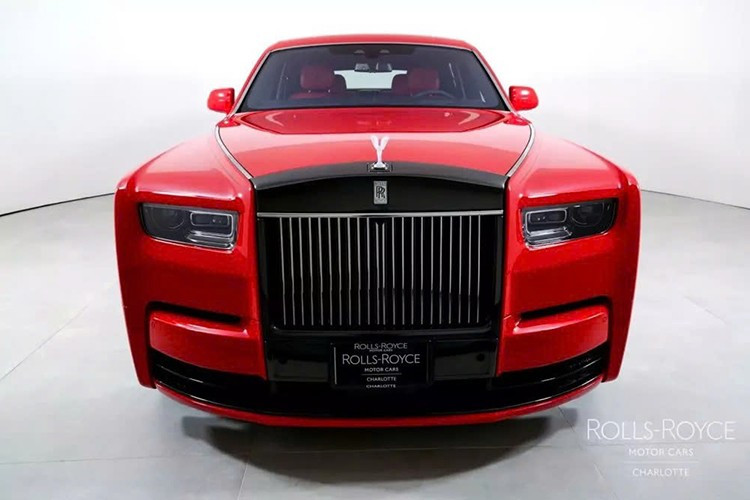 Rolls -Royce Phantom VIII đã được nâng cấp 3 năm trước, hay như công ty Goodwood gọi là Series II. Chiếc sedan nâng cấp này sở hữu lưới tản nhiệt được tinh chỉnh giờ đây đã được chiếu sáng, đèn pha mới và một vài thay đổi khác giúp nó trở nên khác biệt một cách kín đáo so với thế hệ trước, Series I, ra mắt năm 2017.