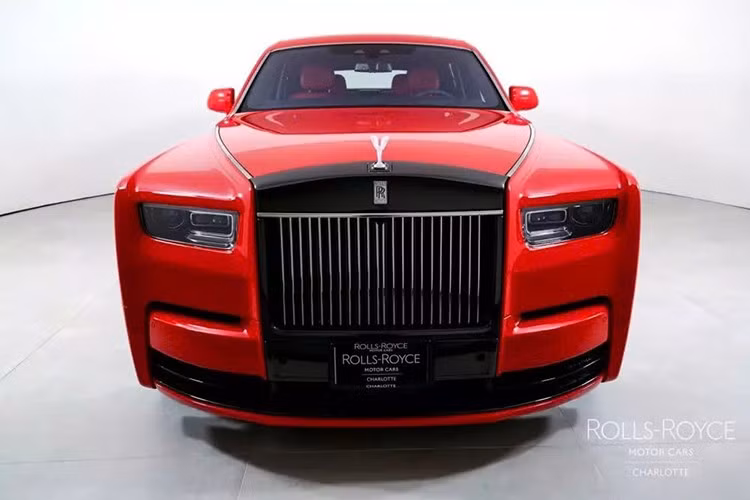 Rolls -Royce Phantom VIII đã được nâng cấp 3 năm trước, hay như công ty Goodwood gọi là Series II. Chiếc sedan nâng cấp này sở hữu lưới tản nhiệt được tinh chỉnh giờ đây đã được chiếu sáng, đèn pha mới và một vài thay đổi khác giúp nó trở nên khác biệt một cách kín đáo so với thế hệ trước, Series I, ra mắt năm 2017.