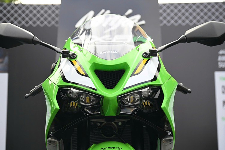 Các mảng ốp thân xe Kawasaki ZX-6R 2026 tạo hiệu ứng 3D, kết hợp cùng kính chắn gió mới và phần đuôi vuốt nhọn mang đến dáng vẻ khí động học đặc trưng.