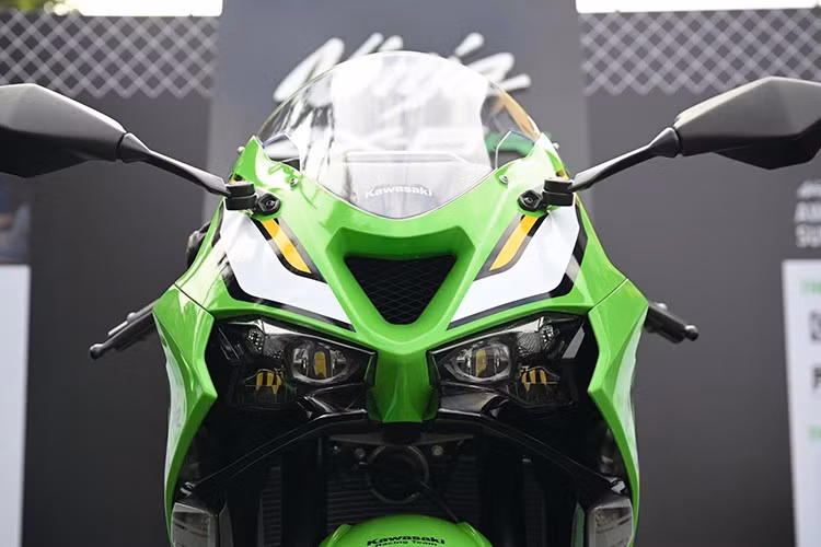 Các mảng ốp thân xe Kawasaki ZX-6R 2026 tạo hiệu ứng 3D, kết hợp cùng kính chắn gió mới và phần đuôi vuốt nhọn mang đến dáng vẻ khí động học đặc trưng.